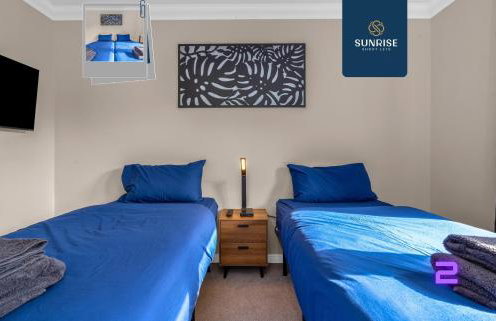 Muirton House 2 - INVOICE and REDUCED PRICE only via SUNRISE SHORT LETS DUNDEE, SLEEPS 8 has 4 Twin Bedrooms with 4 Car Parking, 2 Baths, 5 Smart TV, Fully Equipped, Garden, Free WiFi, and ONLY 9 Mins to STANNERGATE Ports - Foto 4