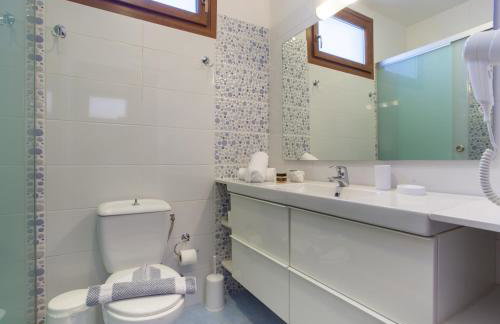 Family seaside Kladissos Villa with private heated pool! - Photo 42