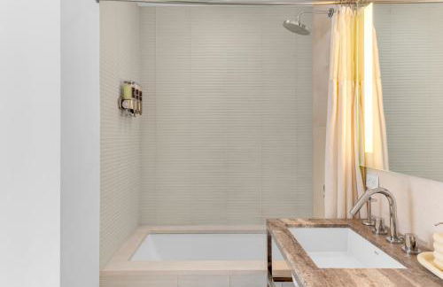 Lavish Two-Story Retreat in the Heart of Manhattan - Foto 10