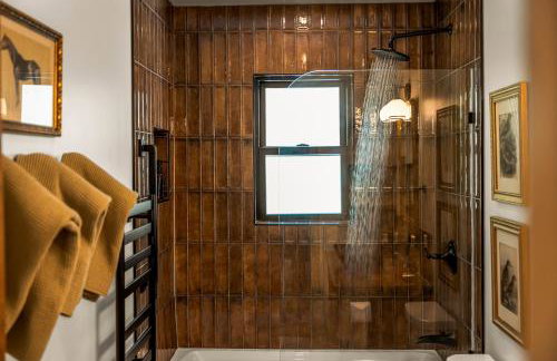 Riverside Luxury Cabin with Hot Tub, Fire Pit, Patio, by Forest & Peak Retreats - Foto 27