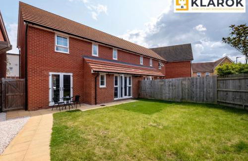 Four Bedroom Semi Detached House By Klarok Accommodation Peterborough With Free Parking & Garden - Foto 41