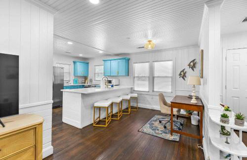 Chic Modern House Close to Beaches & Downtown - Photo 12