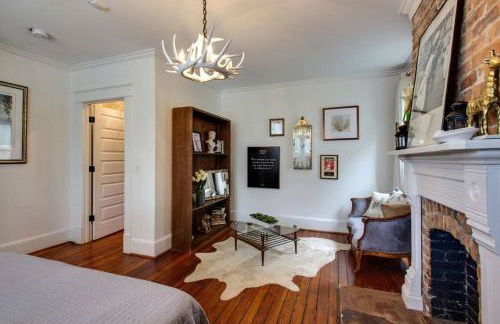 Historic Pet-Friendly Stay Near Broadway w Fire Pit - Foto 16