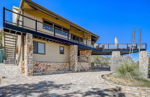 Stunning Lakefront Home with 2 Patios, Chef's Kitchen, & Lake Access - Foto 3