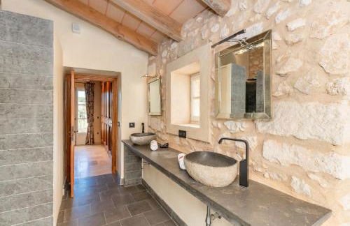 Casa de Piedra ubicada en el exclusivo wine village de Viladellops, te ofrece una experiencia única, donde el lujo y la tradición se fusionan en un entorno natural privilegiado - Foto 35