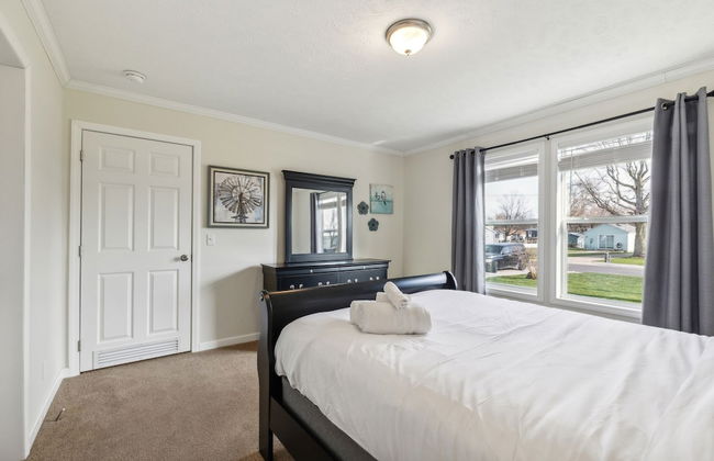 Sunsets & Serenity: Port Clinton Waterfront Stay 3 Bedroom Home - Photo 10