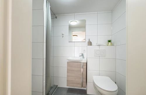 ImmoStay G#1 Ferienhaus - Parken & WiFi, 2 Balkone und 2 Bäder,4K - Foto 29