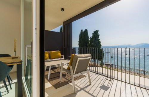 SalvatoreHomes - Luxurious Dreamview Waterfront Apartment in Torri del Benaco with Pool - Casa Azura - a 5 Star Luxury Collection at Lake Garda - Foto 16