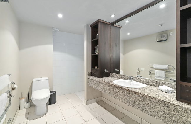 LAKESIDE LIVING - MODERN 2-BEDROOM APARTMENT - Foto 11