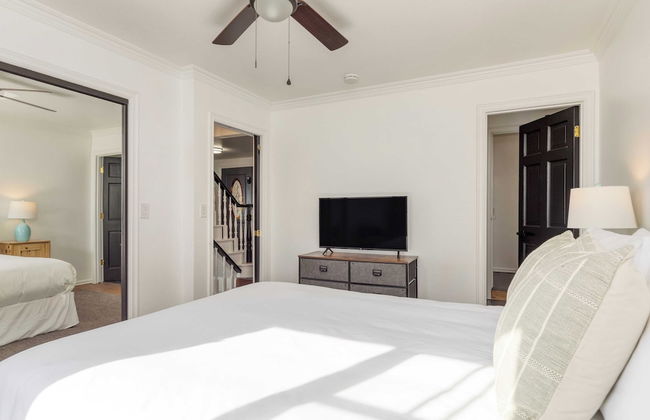 Views, Hot Tub, Firepit, Game Room, Playground Enchanted Forest by Avantstay - Foto 30