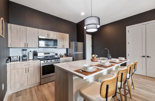 2BR 2BA, King bd, Gym, Free Parking, 8min to Train - Foto 19