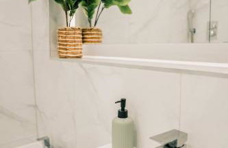 Modern Central 2 Bed Apartment with Parking - Photo 49