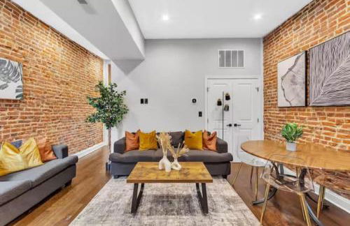 Lovely 2BR w Patio - 10 mins to DT - Sleeps 10 - Foto 4