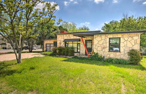 Remodeled Retro Home with Deck, Walk to Main Street! - Foto 21