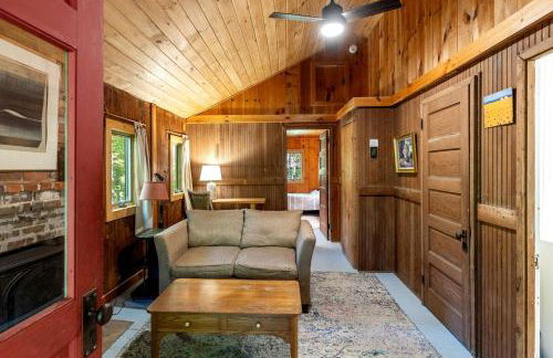 Charming Cabin in the Trees for a Getaway near Hanover, New Hampshire - Foto 7