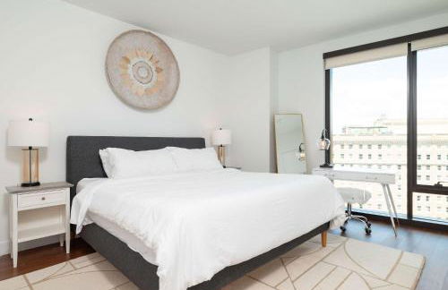 Back-Bay Lux Central 2BR Condo with Rooftop and Parking - Foto 1