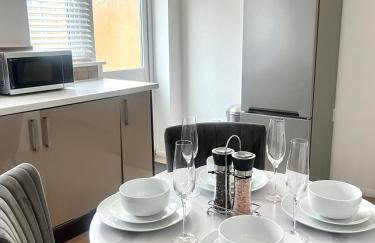 City Centre House - Pet Friendly - Free Parking - 2 Bedroom - Large Garden - Foto 4