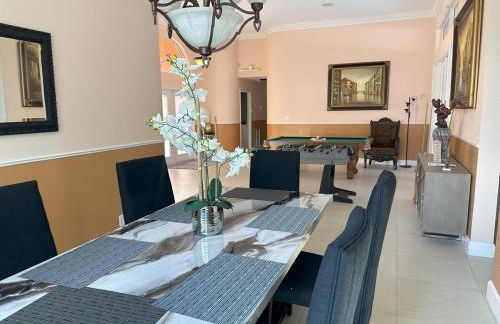 Luxurious 4-Bedroom House with Pool - Foto 13