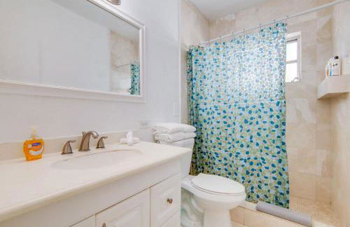 Stylish Ocean Dr Apt w/ 2 Queen Beds, Across Beach - Foto 6