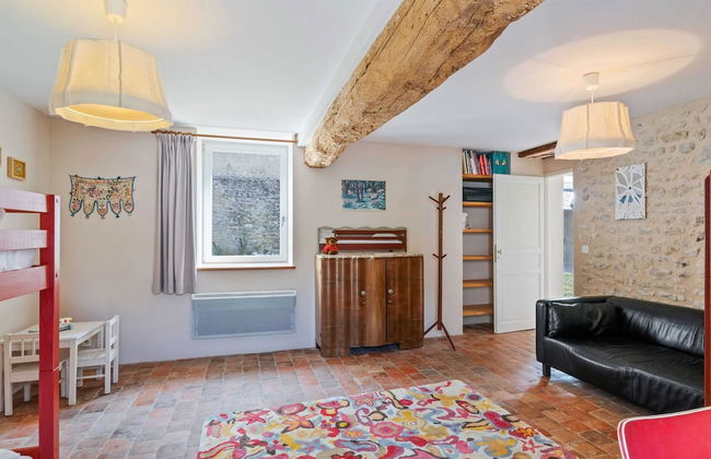 Charming Holiday Home in Yevre-la-ville With Pool - Foto 9