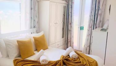 Farmhouse Apartment with Paddock & Orchard Views - Foto 3, towels, wardrobe