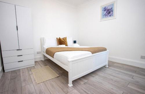 Sunny 3BR Home Near Portsmouth Park - Photo 6