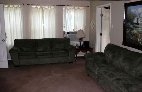 Spacious 10-Person Cabin Rental on Lake Dunlap near Austin, Texas - Foto 2