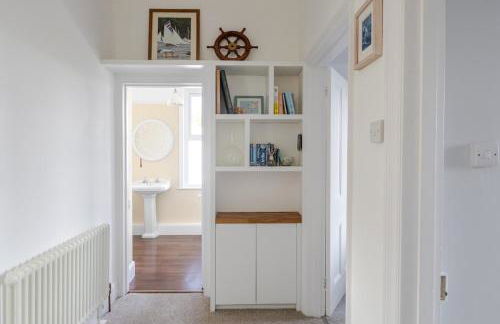 Stylish 3-Bed Home - 2 Mins to Beach & Town - Foto 43