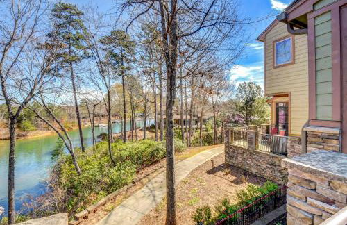 West Union Townhome with Patio and Lake View - Foto 31
