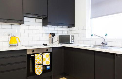 4 Bedrooms Spacious House With 2 Bathrooms Free Parking - sleeps up to 10 guests - Foto 46