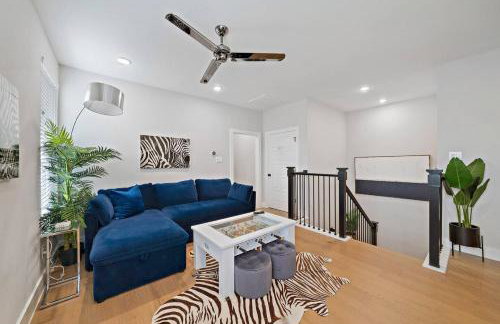 Black House - Downtown Elegance with HotTub and King Beds - Photo 15