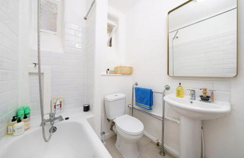 50 meters to the metro - Foto 19