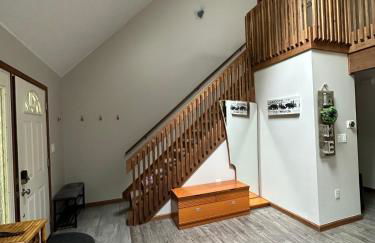 Pocono Hideout Family Home with Hot Tub Deck Sunroom Pool Big Bass Lake Larsen Lake Gouldsboro Clifton Township - Foto 2