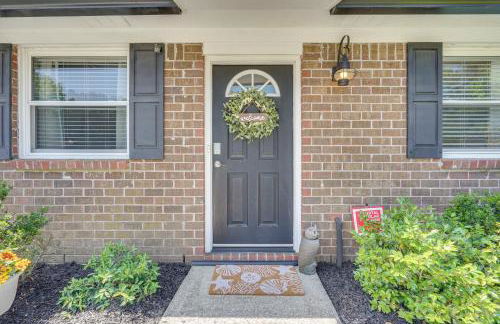 Cozy Goose Creek Escape with Patio and Grill - Foto 22