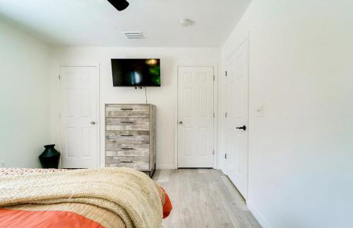 Lounge Area Office Fenced Yard Near It All - Photo 56