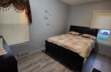 At the Center of Dearborn, MI 2 Bedroom apartment with backyard and balcony - Foto 14