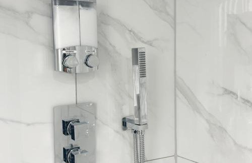 Central Location Liverpool, Modern Home, 4 BR, Sleeps 9, Free Parking - Foto 34