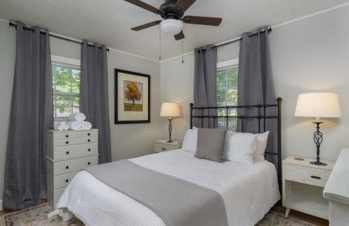 Charming Pet-Friendly Cottage Walkable to Town! - Foto 17