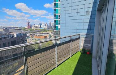 Executive E15 Apartment - Skyline Terrace & Free Private Parking - 5-min Walk to Abba Arena - Foto 23