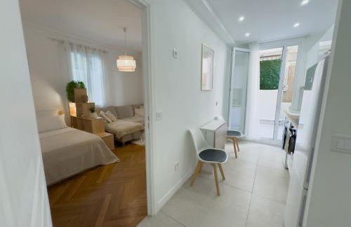 Central Studio - Bright & Modern - Private Terrace - AirCon - Near Train & Beach - Foto 19