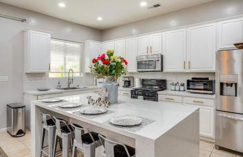 8 Mi to Beach Park Bakersfield Gem with Yard! - Photo 2