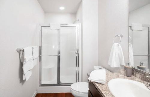 Relaxing 3BR Apartment With Pool & Wifi - Photo 12