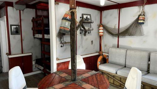 Experiment a Real Glamping Exterience at this Picturesque Boat in Bayfield, Wisconsin - Foto 2