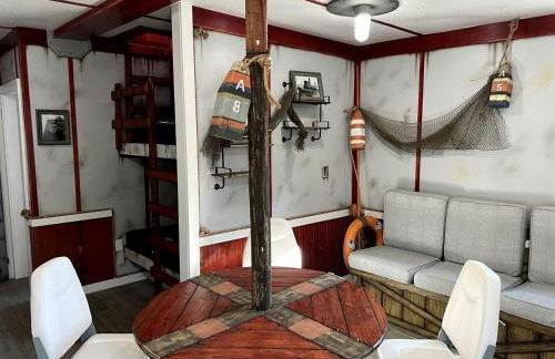 Experiment a Real Glamping Exterience at this Picturesque Boat in Bayfield, Wisconsin - Foto 2