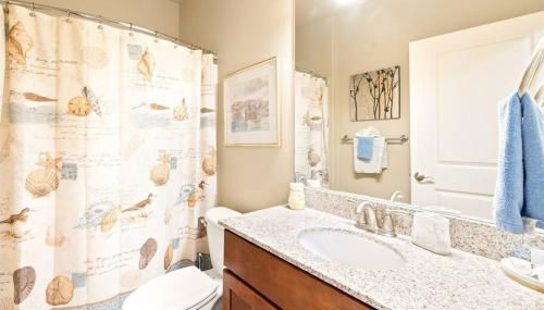 Seaside Waterfront condo walking to downtown and beach - Foto 2