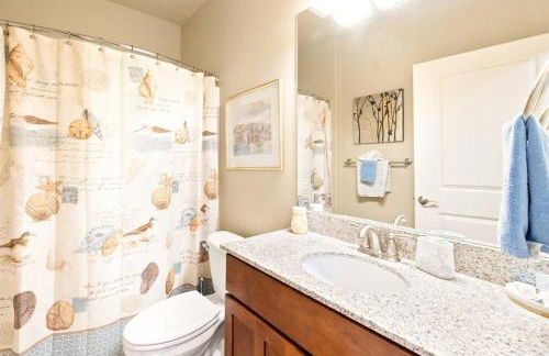 Seaside Waterfront condo walking to downtown and beach - Foto 2