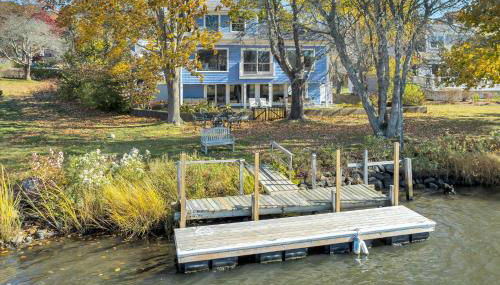 Waterfront Retreat with Private Dock and Fire Pit, Sleeps 8, Outdoor Dining, Spa-Style Primary, Gourmet Kitchen with Dual Dishwashers, Gas Fireplace, River Views, Bright Open Layout, Central AC, Perfect Coastal Escape for Families, 24 Hr Hospitality - Foto 4