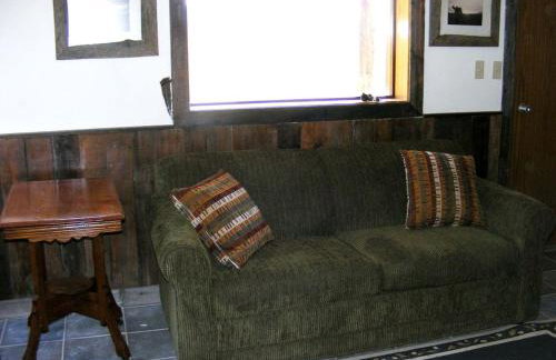 Traditional Log Cabin Rental with Deck in the Pine Forests of Columbus, Montana - Foto 10