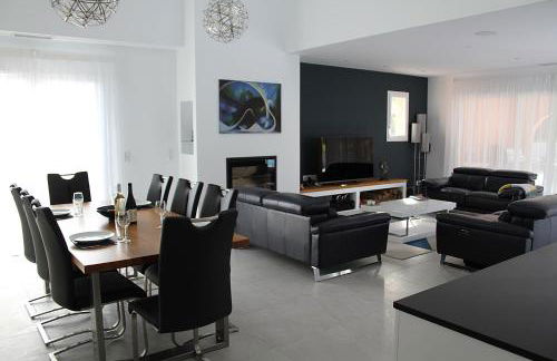 Modern 4 bedroom villa, air-conditioning, swimming pool, private gardens - Photo 25