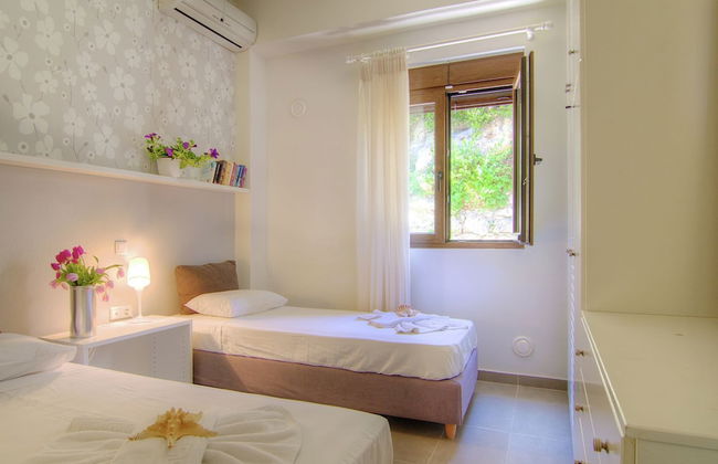 Holiday Home in Crete With Private Pool - Photo 2